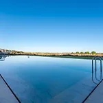 شقة Bayline - Beachfront Bliss & By Bedzy