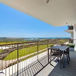 شقة Bayline - Beachfront Bliss & By Bedzy *