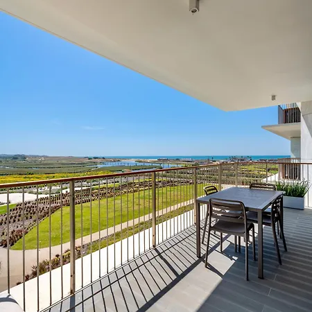 דירה Bayline - Beachfront Bliss & By Bedzy *