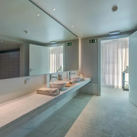 Apartment Bayline - Beachfront Bliss & By Bedzy *