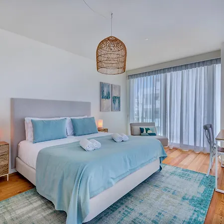 Apartment Bayline - Beachfront Bliss & By Bedzy *