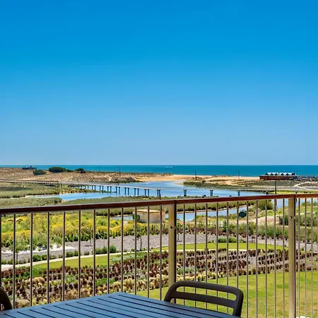 Apartment Bayline - Beachfront Bliss & By Bedzy *