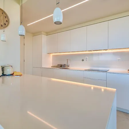 Apartmán Bayline - Beachfront Bliss & By Bedzy *
