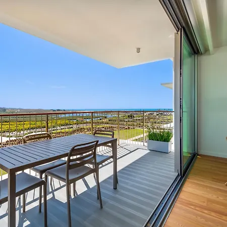 Apartamento Bayline - Beachfront Bliss & By Bedzy *