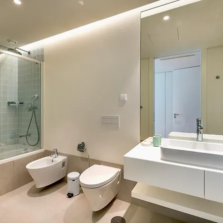 Apartamento Bayline - Beachfront Bliss & By Bedzy