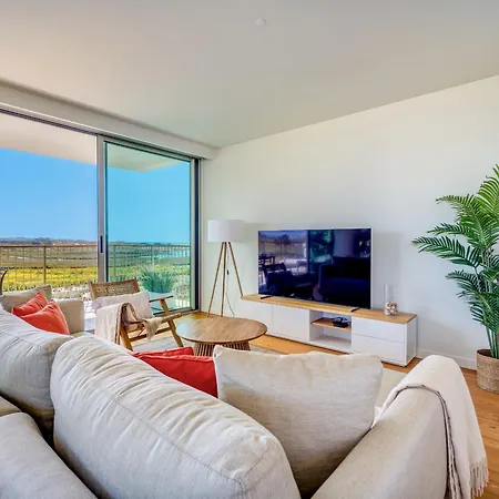 Apartamento Bayline - Beachfront Bliss & By Bedzy