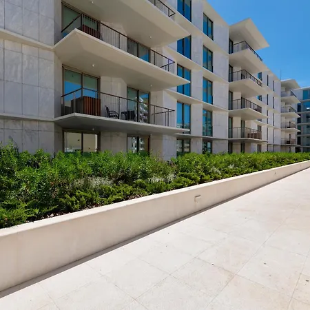 Apartamento Bayline - Beachfront Bliss & By Bedzy